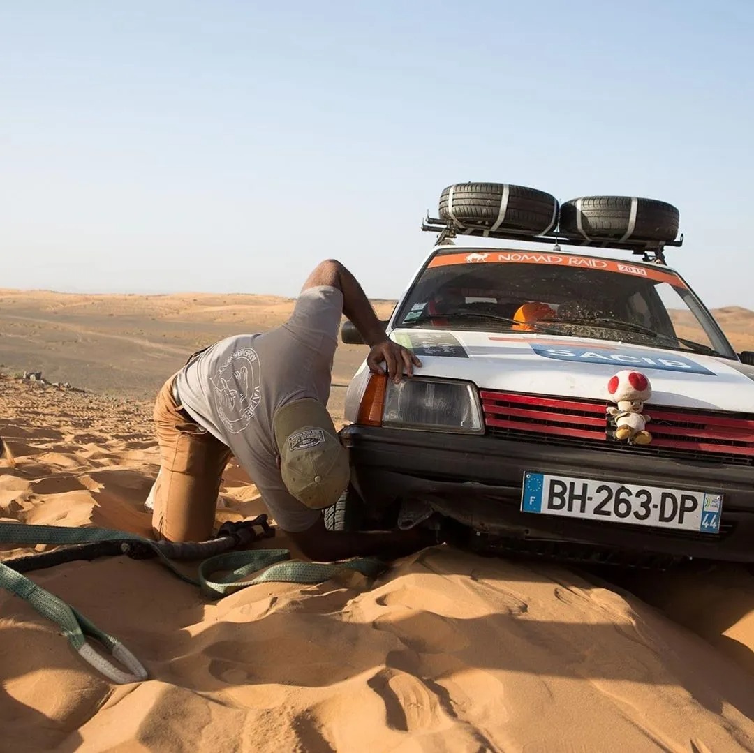 Convoi Valdec Assistance traversant le desert lors d'un raid