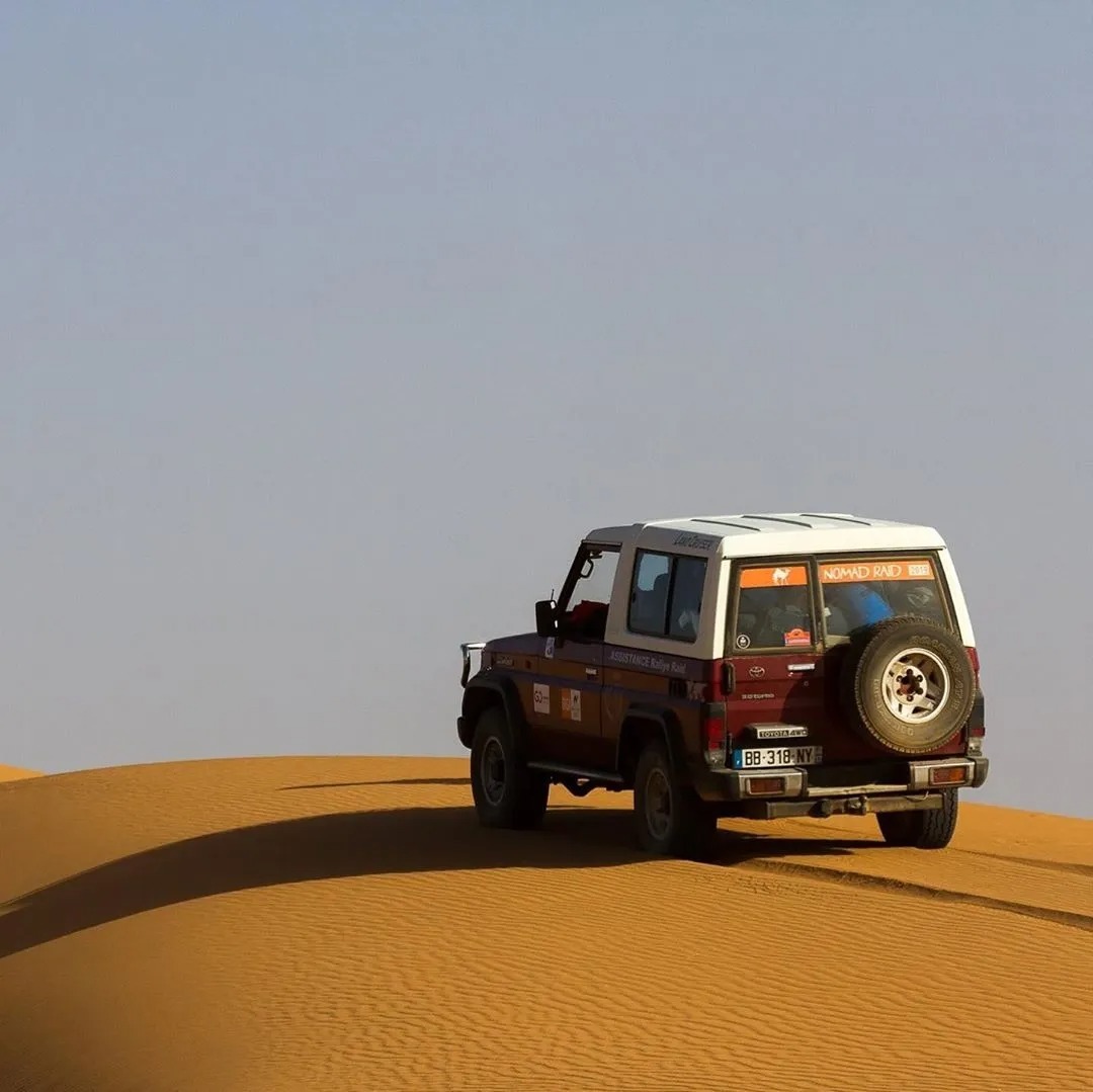 Vehicule tout-terrain lors d'un raid dans des conditions difficiles