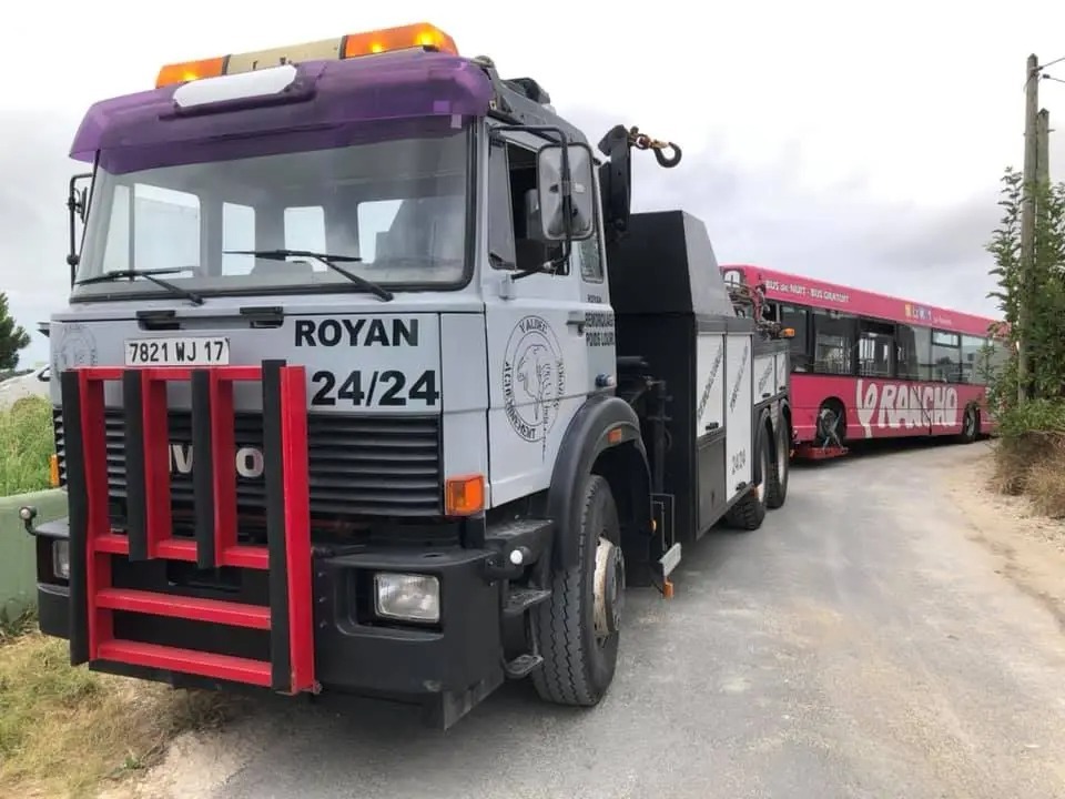 Container-atelier equipe pour reparations en plein rallye