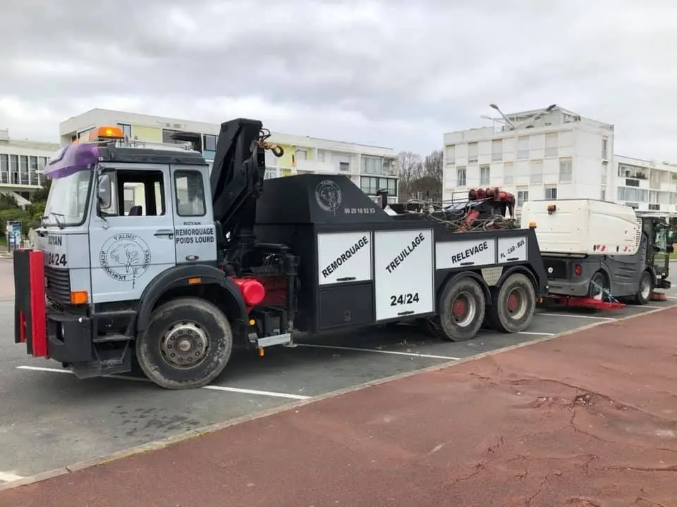 Preparation du camion d'assistance avant depart en raid