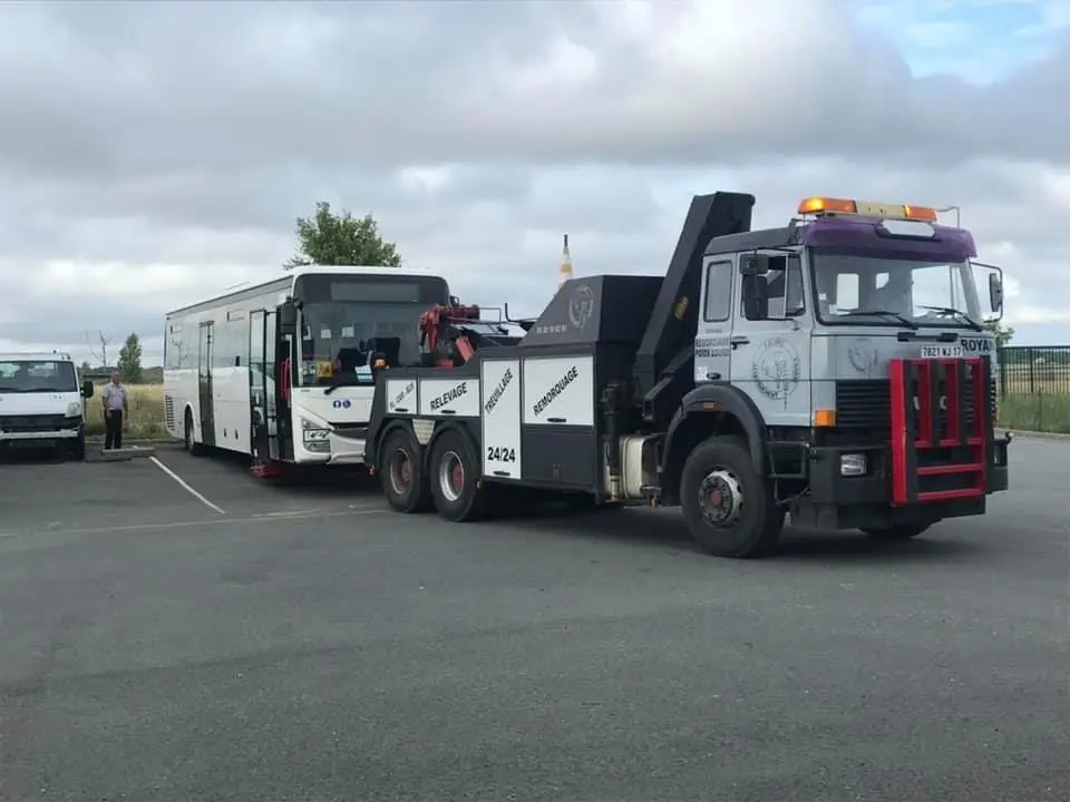 Camion poids lourd Valdec charge de containers en expedition