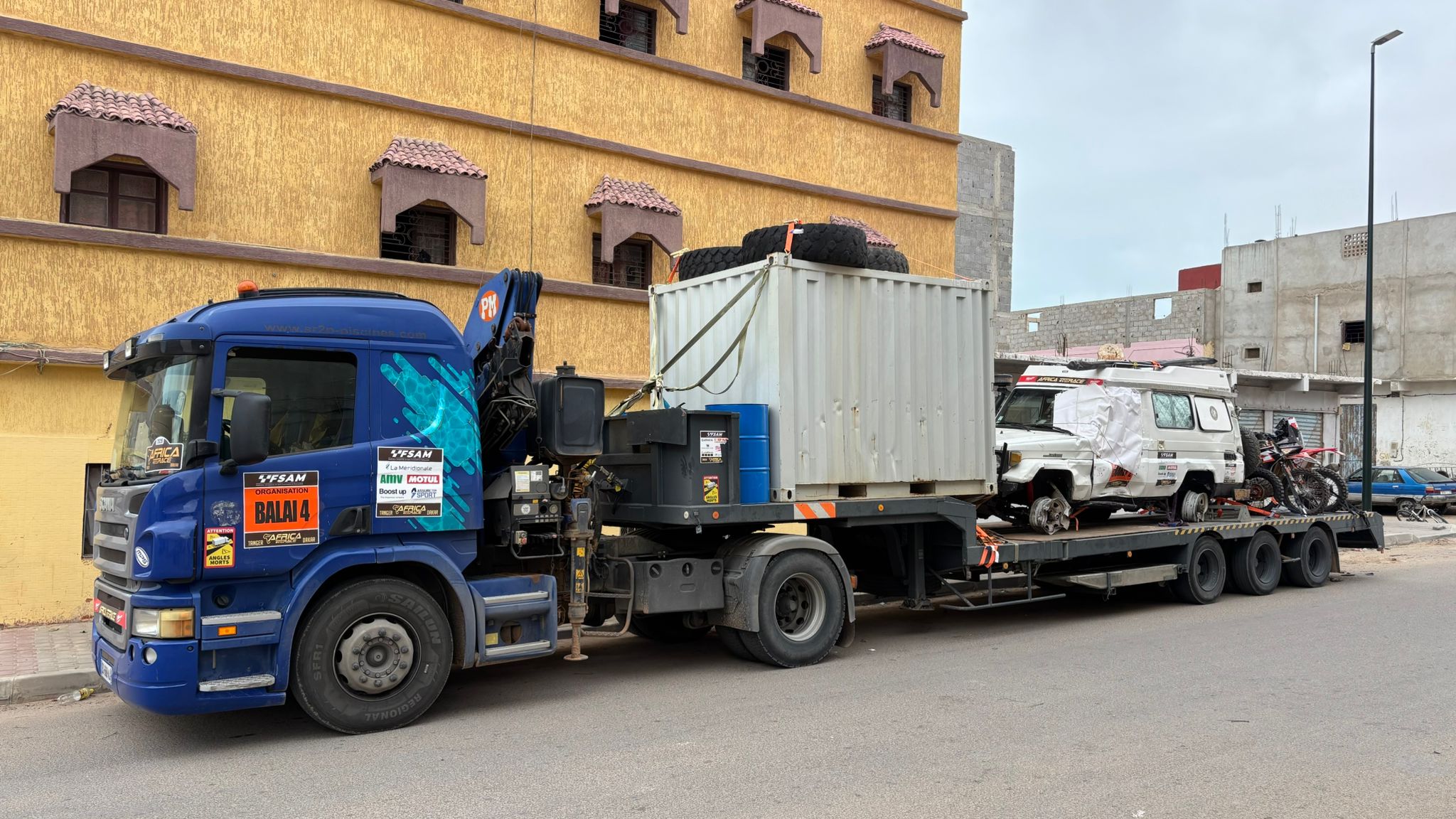 Camion d'assistance Valdec en deplacement sur piste