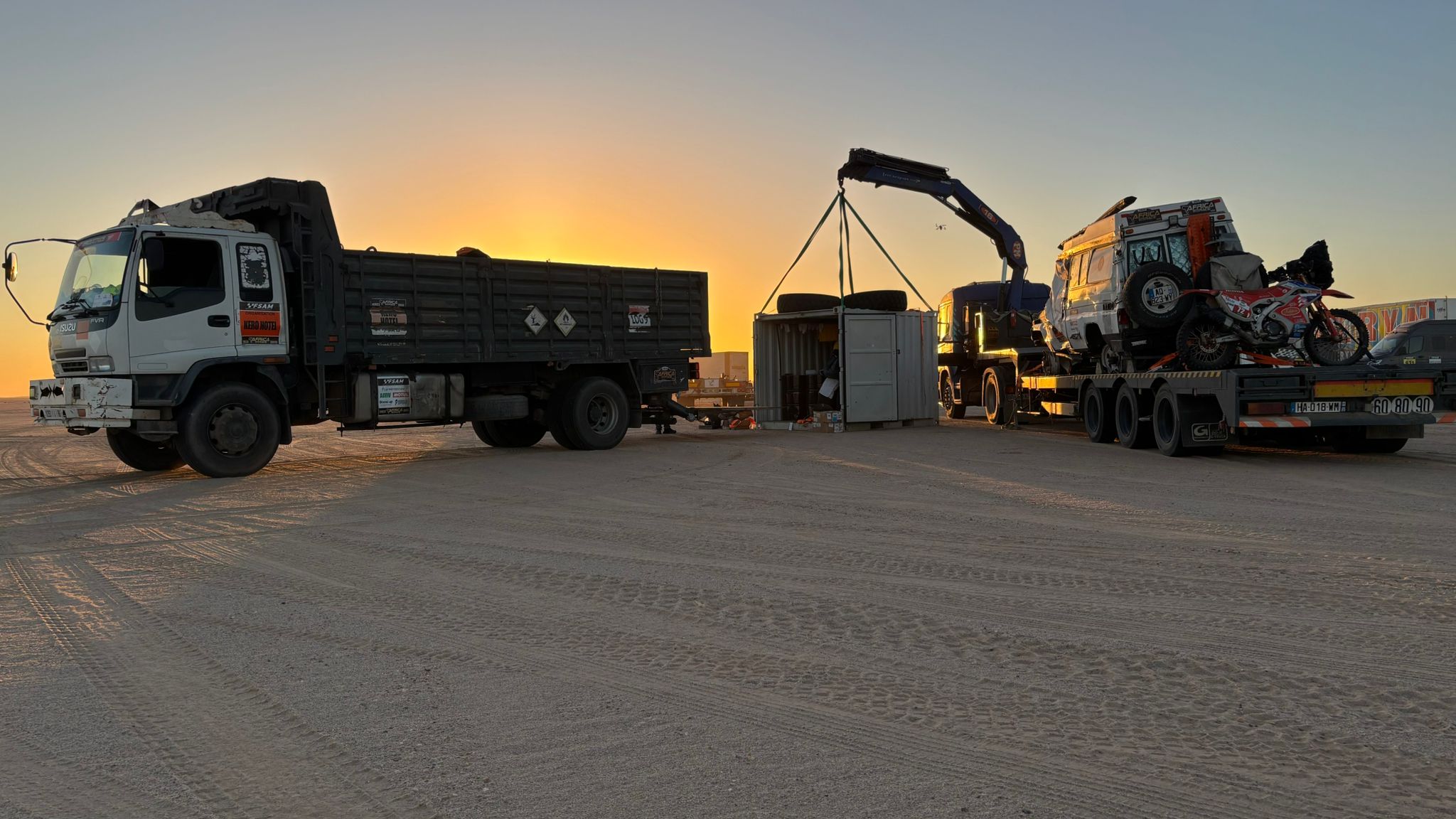 Camion d'assistance traverse un terrain accidente