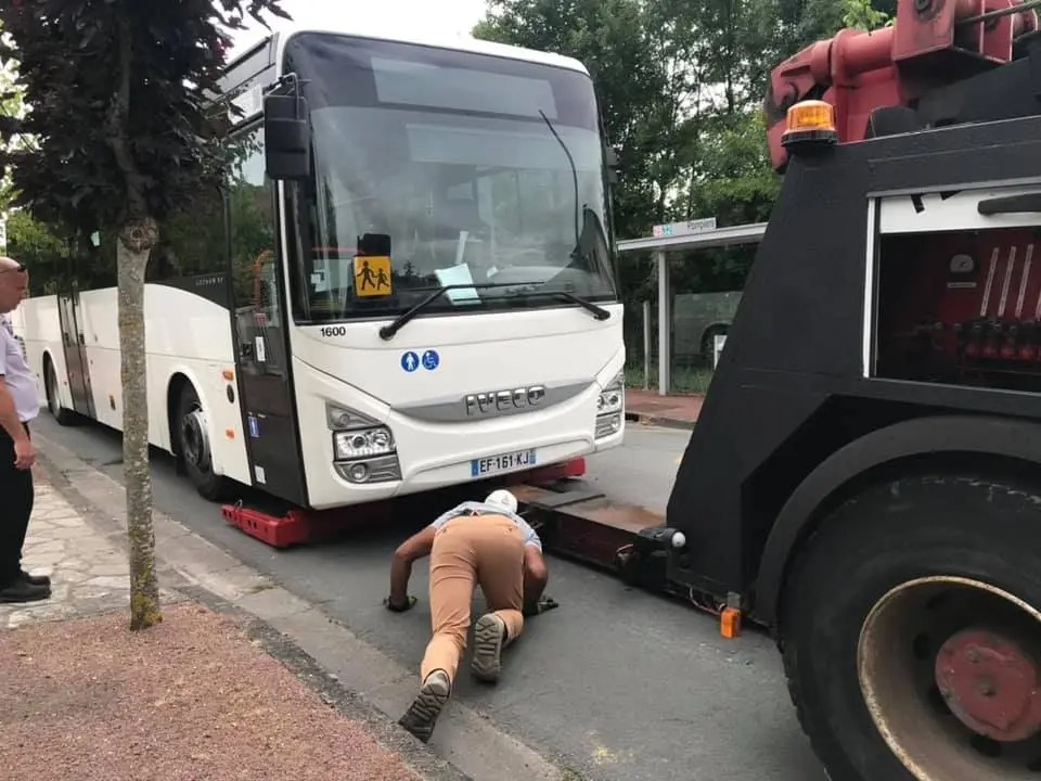 Remorquage d'un bus scolaire par Valdec Assistance