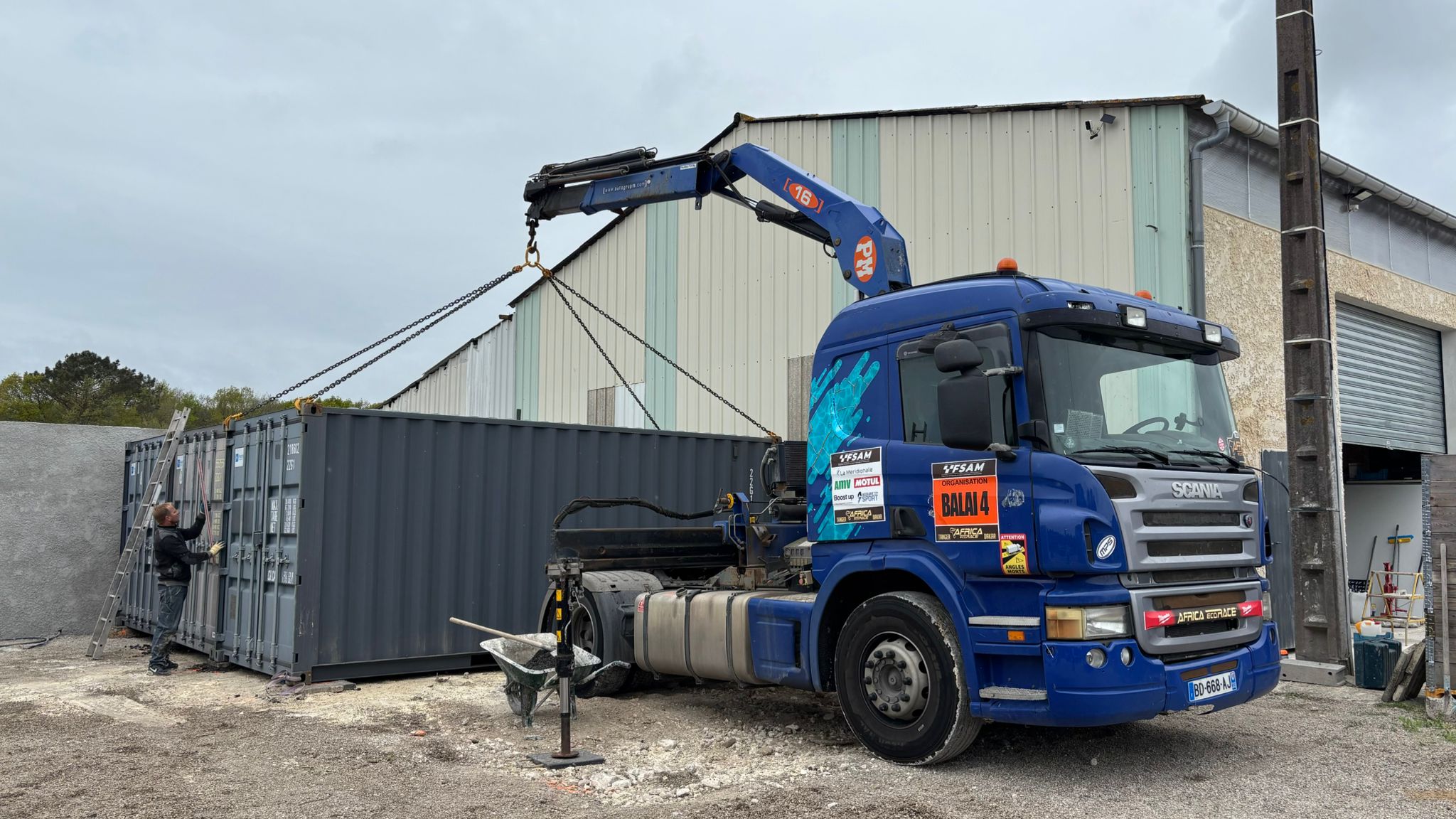 Transport et grutage de container avec camion grue Valdec Assistance a Royan