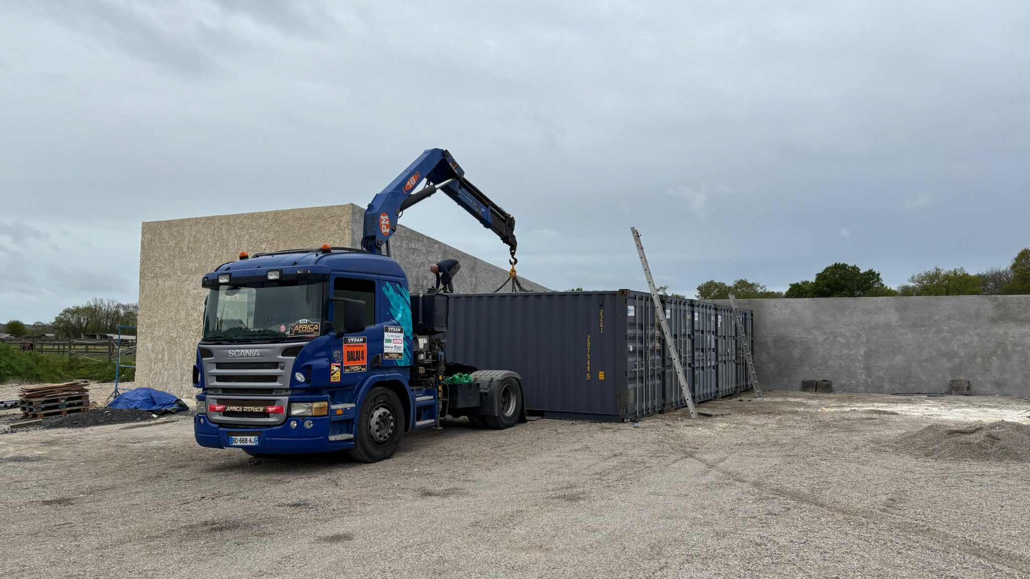Camion grue Valdec Assistance en operation de grutage de container a Royan