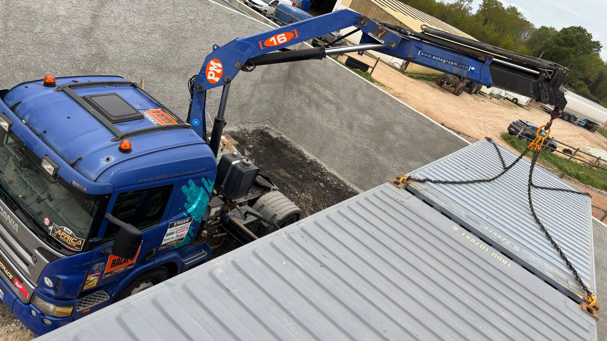 Vue aerienne grue Valdec Assistance soulevant un container a Royan